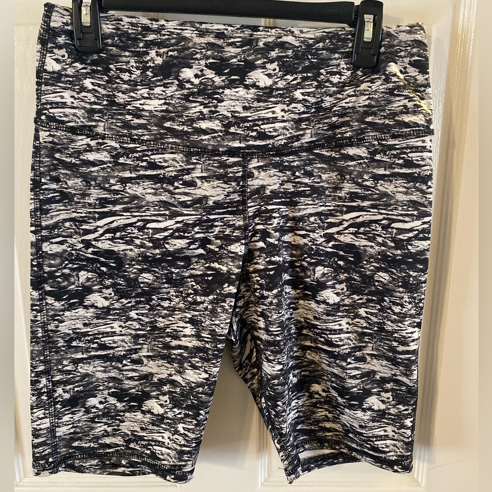 Daisy Fuentes biker style spandex short. XL